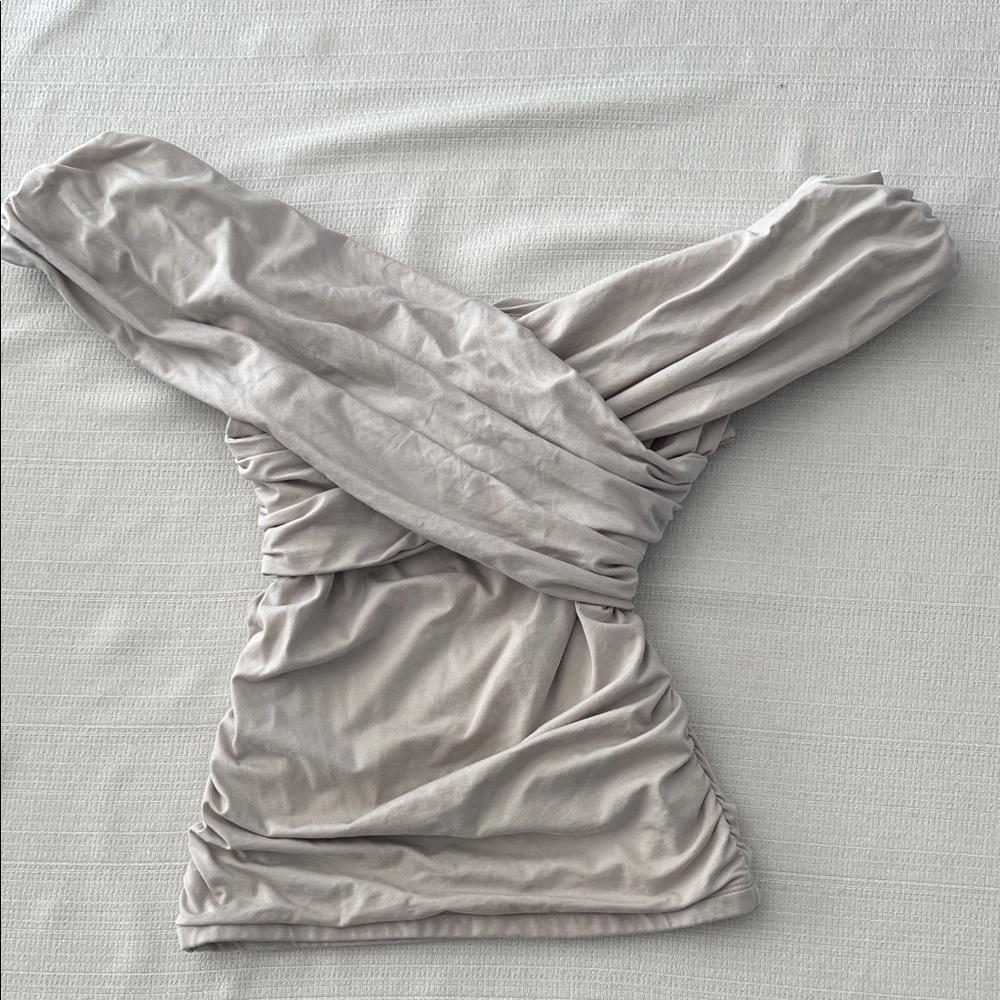 Abercrombie & Fitch Elegant Off-Shoulder Top in Light Gray/Beige